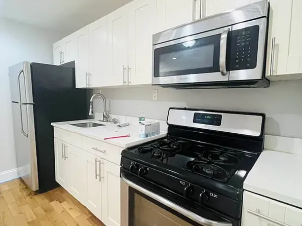 196 Cornelia Street image 10 of 12