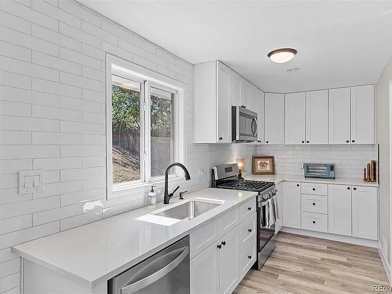 1460 W Alaska Pl — Photo 9