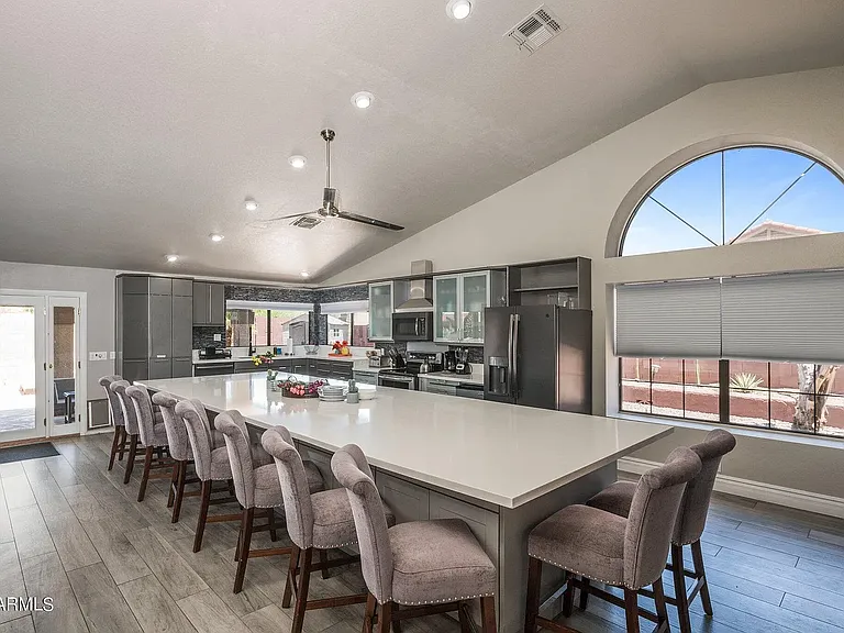 1142 E Kings Ave — Photo 4