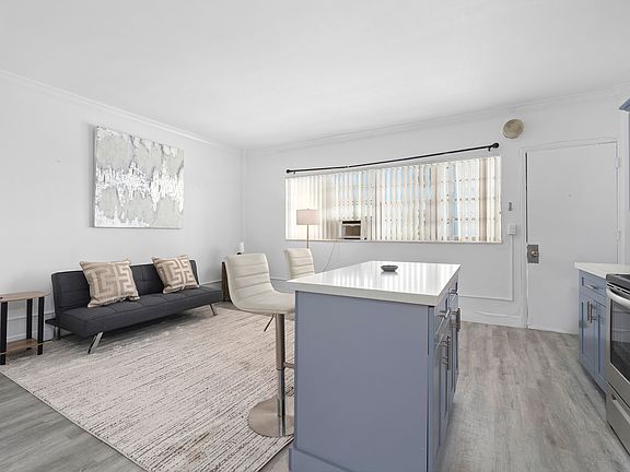 4th image of 26 Diplomat Pkwy #2390