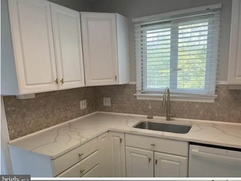 11 Reese Ave — Photo 3
