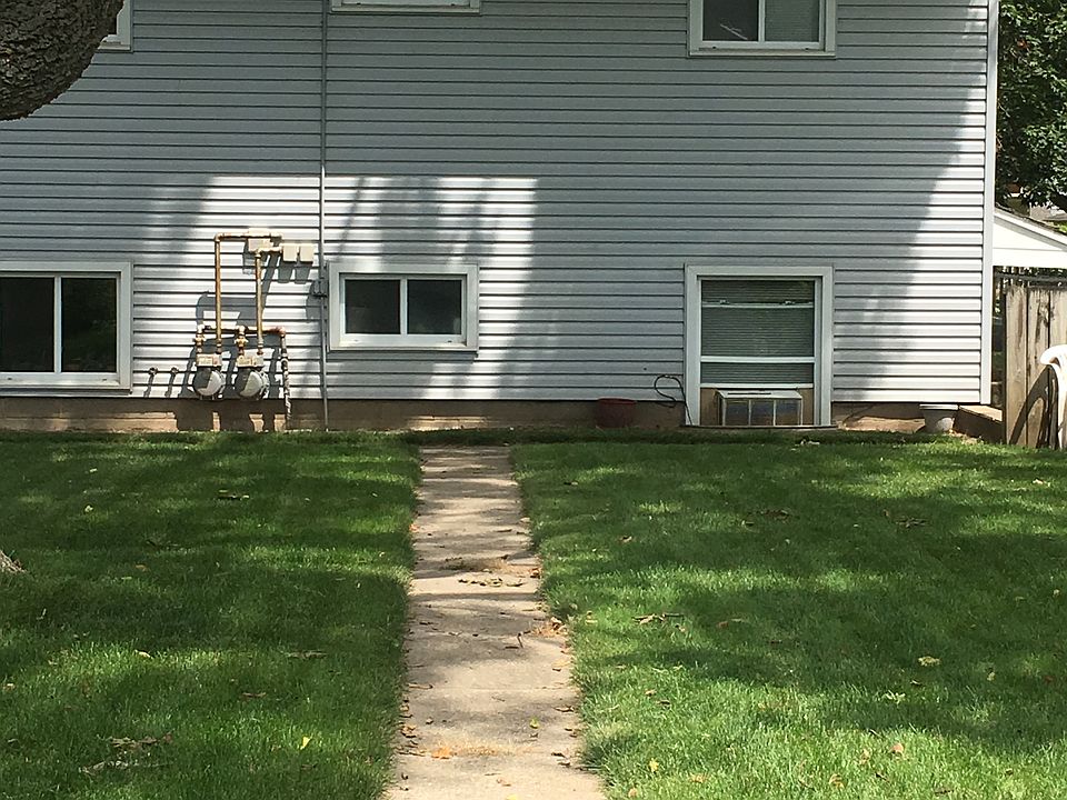 Shared back yard. Landlord performs maintenance