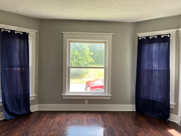 405 E Silver St, Sharon, PA 16146