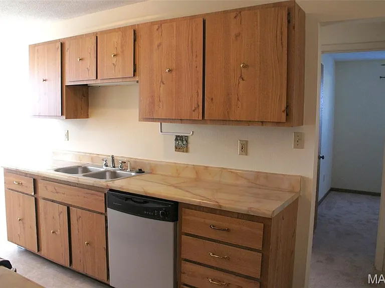 1420 Royal Oak Ct — Photo 6