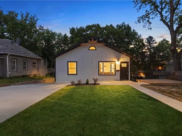 111 Emerson Ave, Bonner Springs, KS 66012