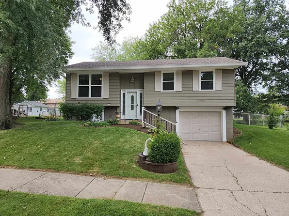 5714 Sir Gawain Dr, Godfrey, IL 62035