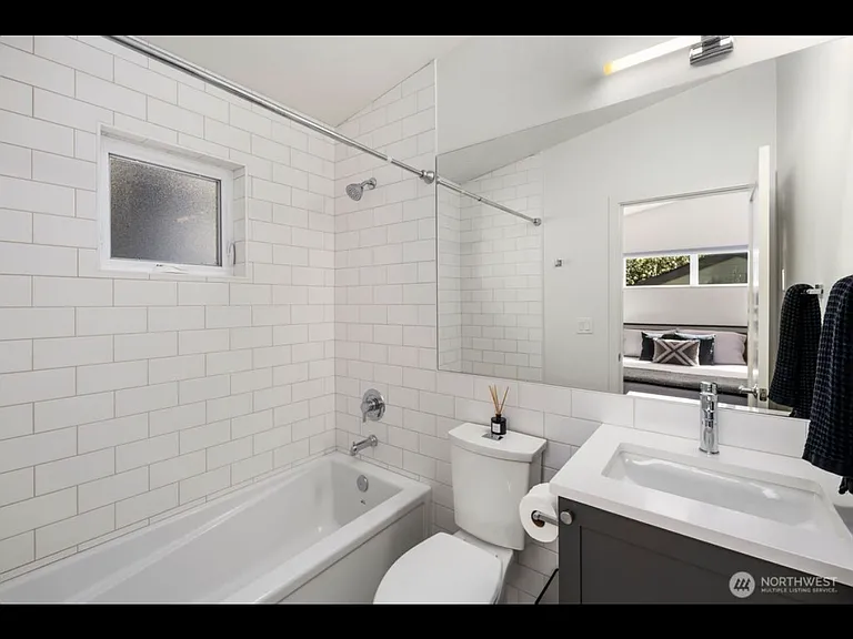 4028 5th Ave NE — Photo 9