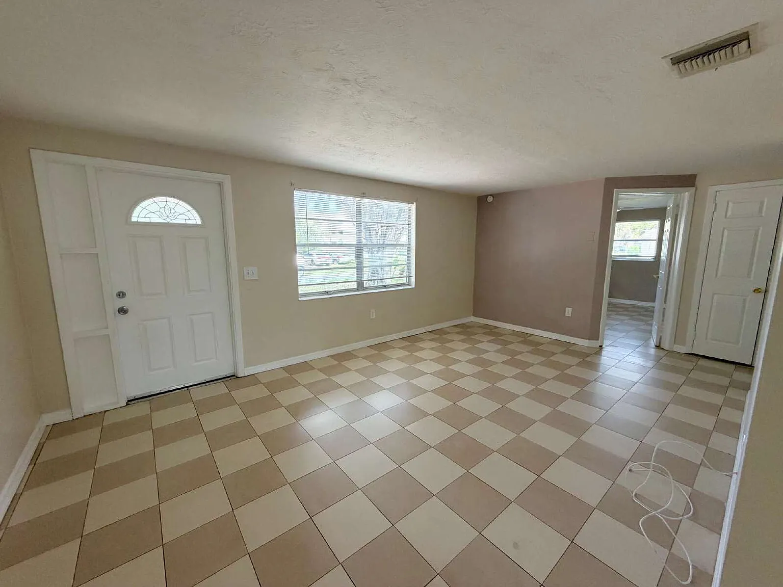 3 bed, 2.0 bath, 1100 sqft, $1,500 — Photo 3