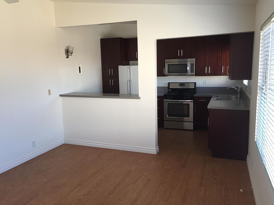 Living area & kitchen
