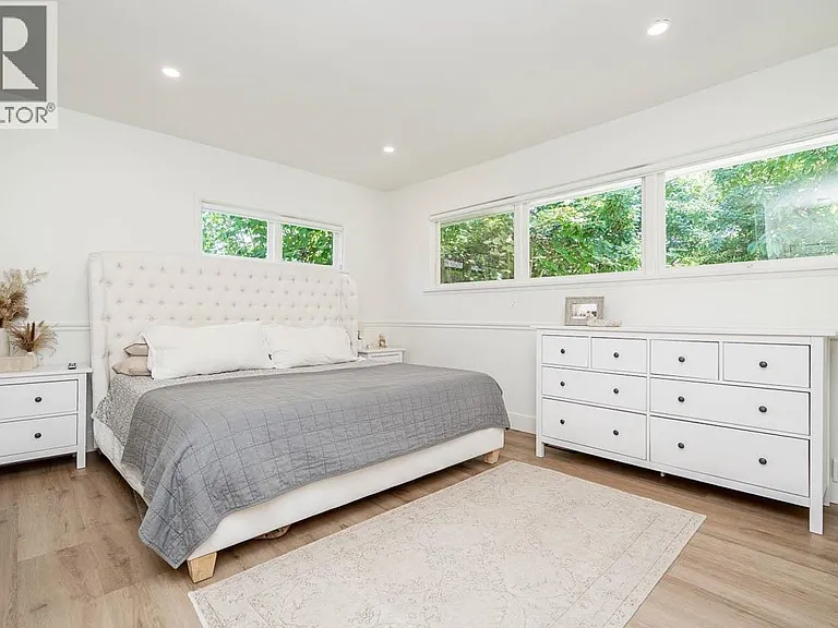 2784 Crescentview Dr — Photo 23