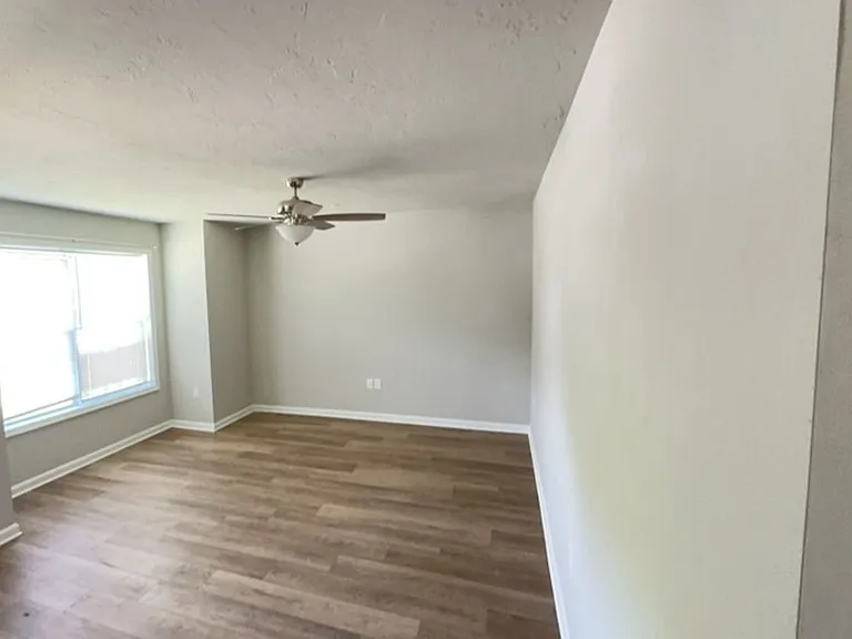 650 N College St — Photo 3