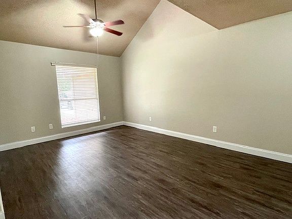 4th image of 806 Bellflower Cir