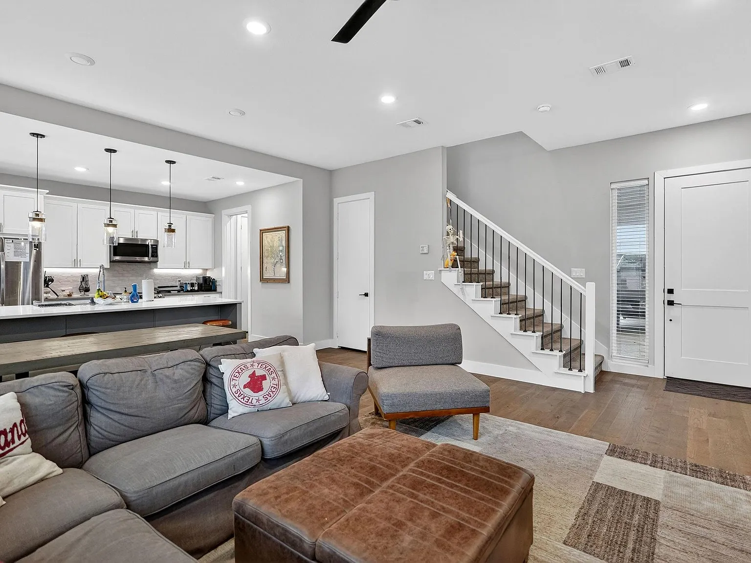 4 bed, 4.5 bath, 2101 sqft, $3,800 — Photo 2
