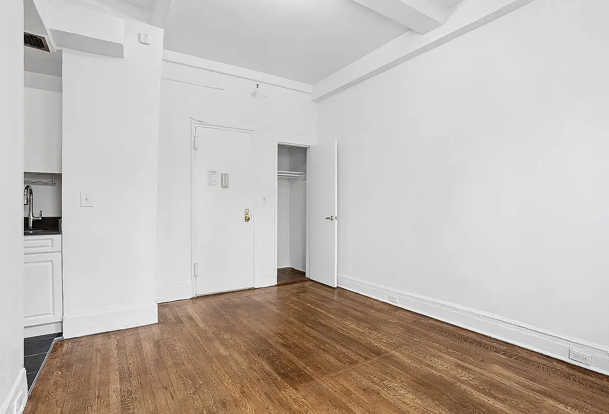 19 West 69th Street — Photo 3