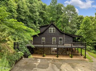 121 Jay Pey Ln, Elizabethton, TN 37643