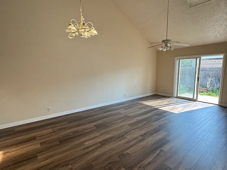 5930 N Bogart Ln — Photo 11