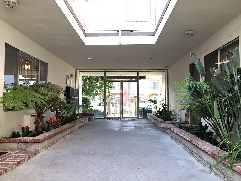 14600 Magnolia Blvd — Photo 17
