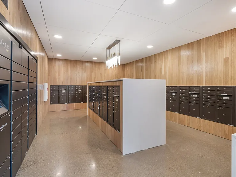Electronic Parcel Locker & Mail Room