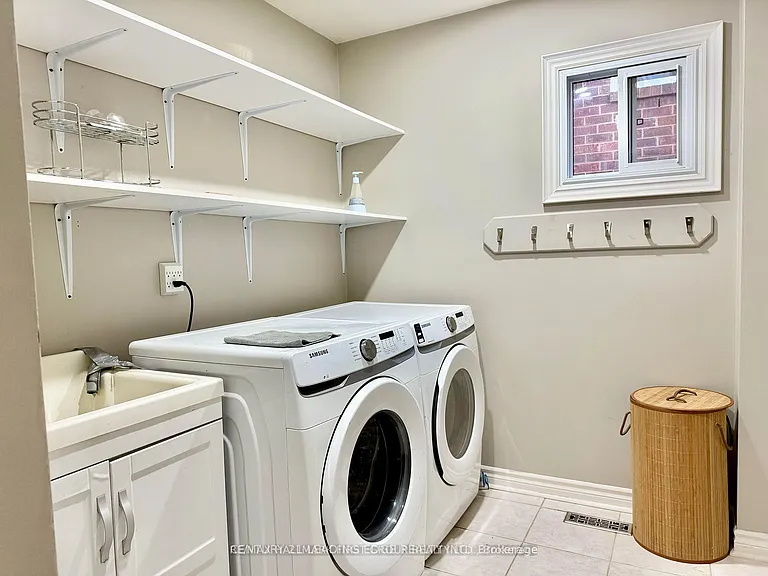492 Palmtree Cres — Photo 16