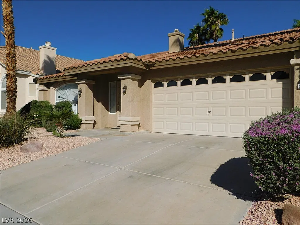 3 bed, 2.0 bath, 1704 sqft, $2,350 — Photo 2