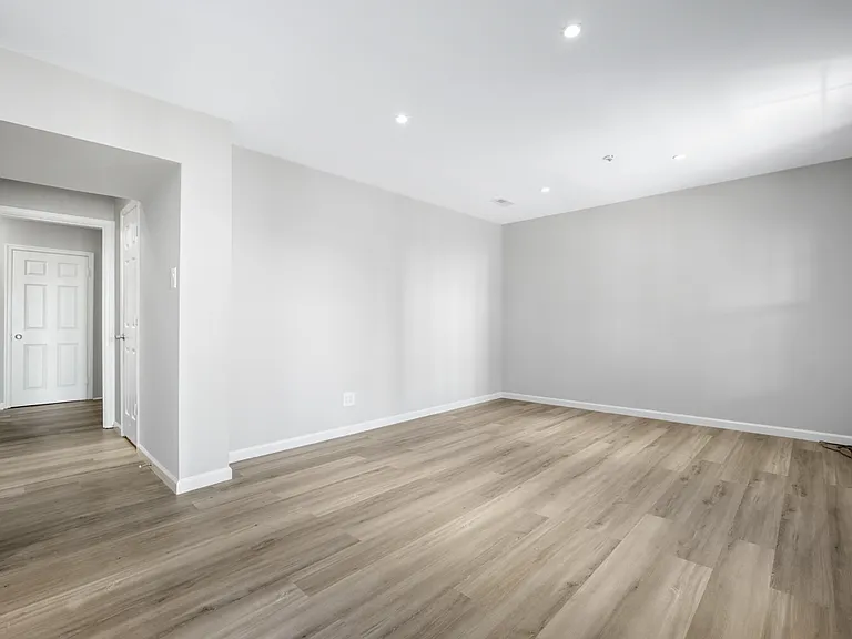 7800 Greenbrook Dr — Photo 24