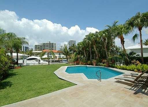 SWIMMING POOL/DOCK AREA