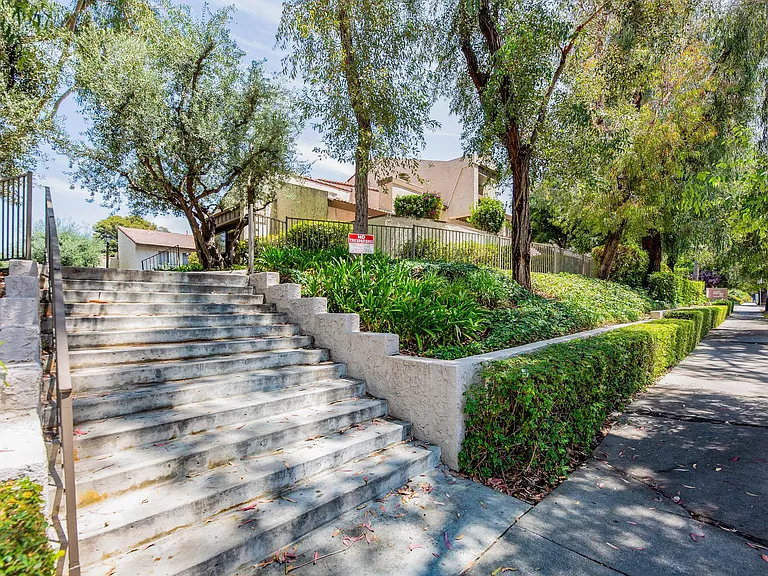 5800 Owensmouth Ave #7 — Photo 36