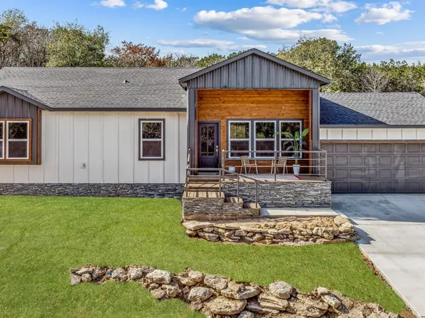 1008 Comanche Cove Dr, Granbury, TX 76048