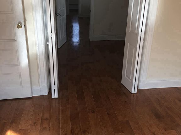 DIVIDER BETWEEN 2 ROOMS,  CLOSE DOOR TO SEPERATE OR LEAVE OP