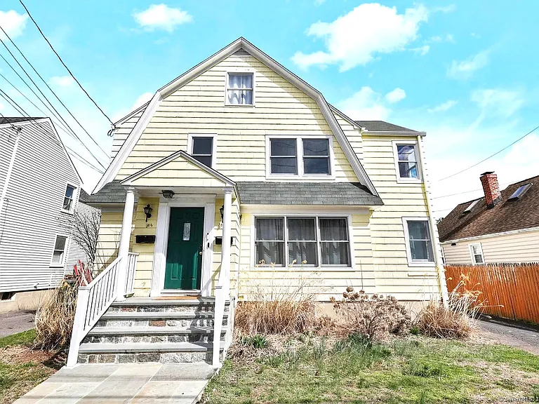 584 Courtland Ave — Photo 15
