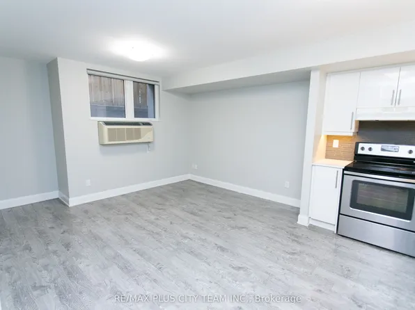 686 Bathurst St #L03, Toronto, ON M5S 2R3