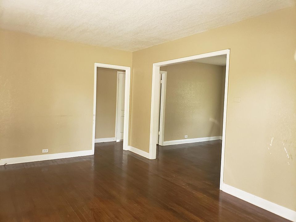 2nd image of 318 W Vanderbilt Dr