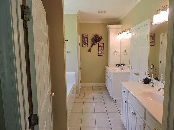 4th image of 121 Olde Trace Dr