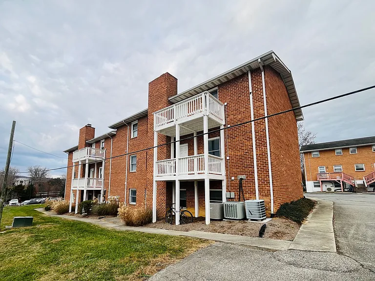 1407 Toms Creek Rd #10 — Photo 5