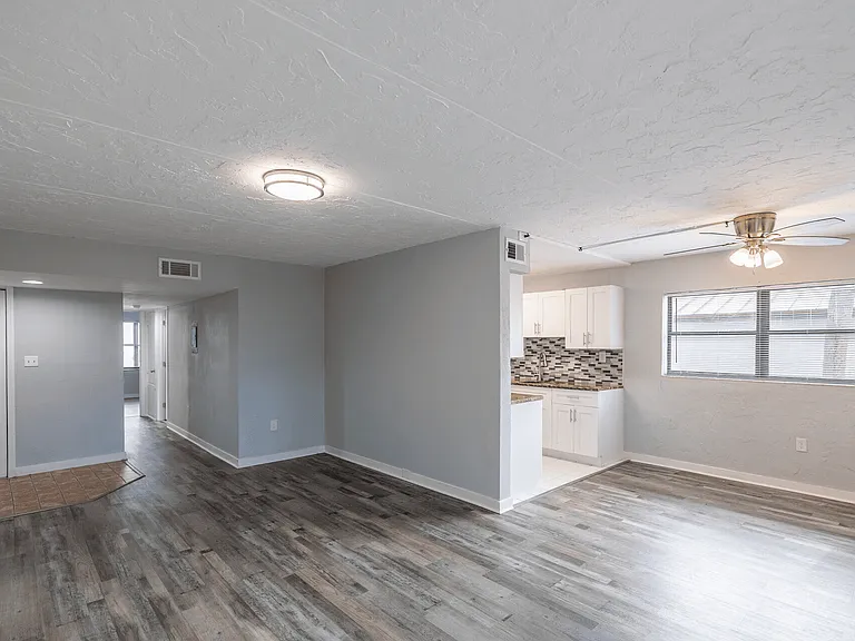 Coral Harbor Apartments — Photo 8