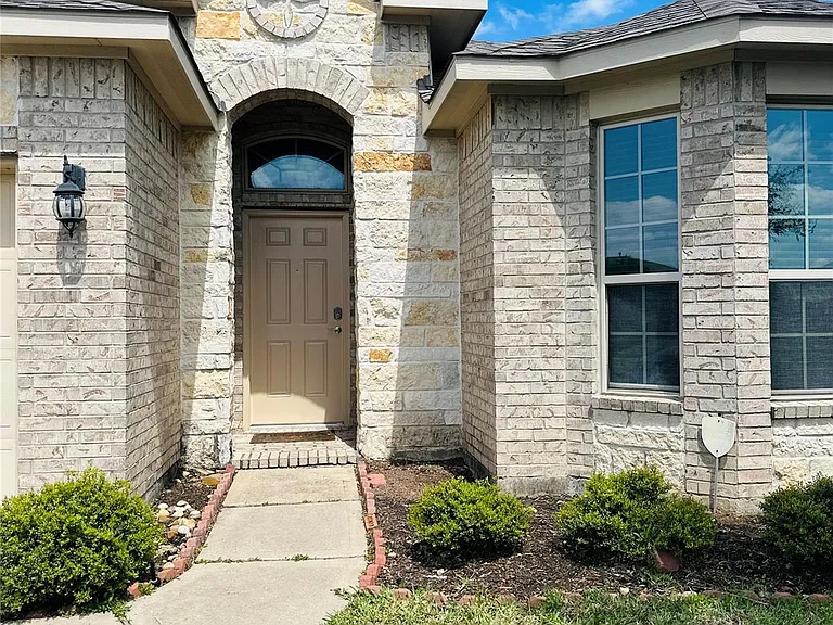 5202 Lilac Hollow Ln — Photo 2