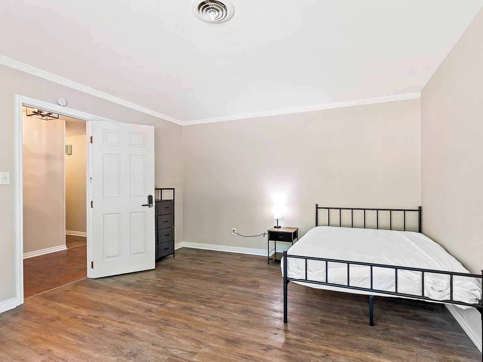 4 bed, 2.0 bath, 2320 sqft, $754 — Photo 4
