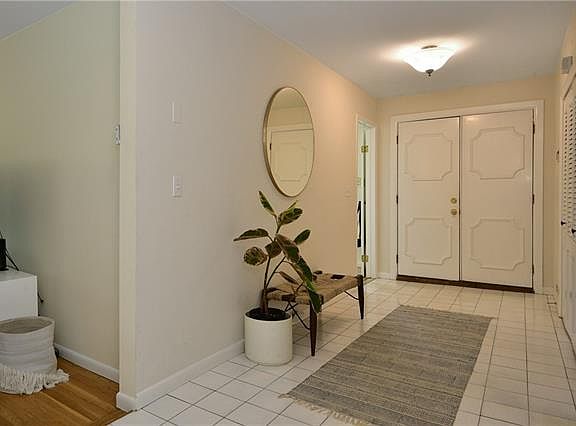 4th image of 265 S Barry Ave