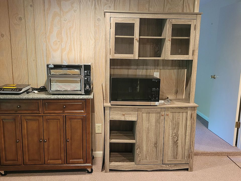 Kitchenette and entrance to bedroom