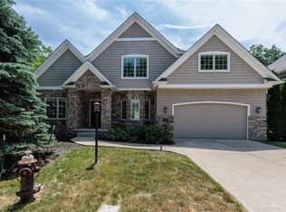 2 Creek Rdg, Rocky River, OH 44116