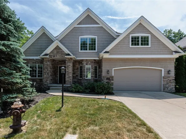 2 Creek Rdg, Rocky River, OH 44116
