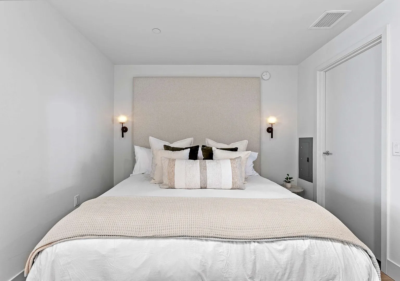 Gaslamp Quarter 1BR Private Balcony & King Bed — Photo 3