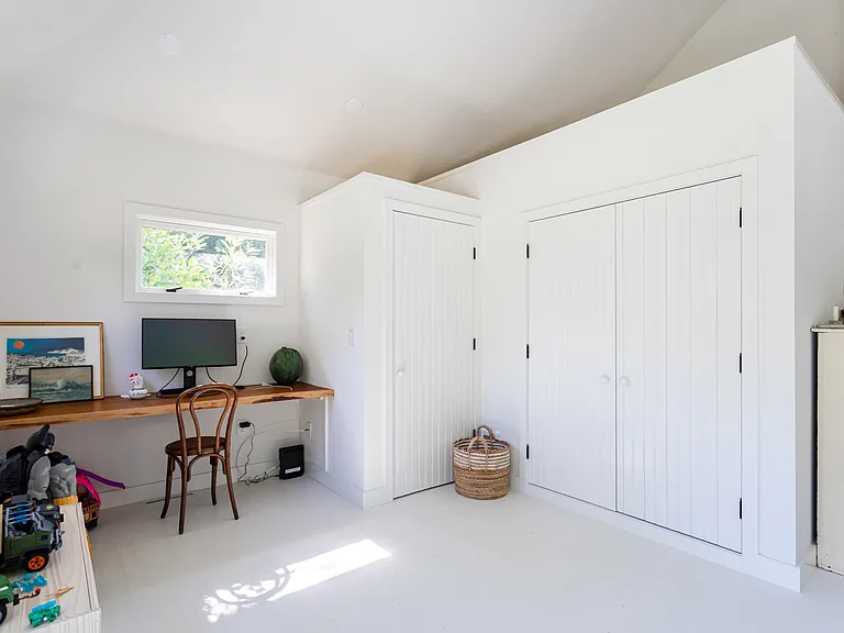 210 Manor Ln — Photo 19