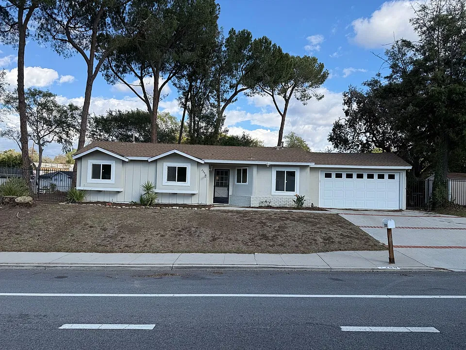 2290 Avenida De Las Plantas