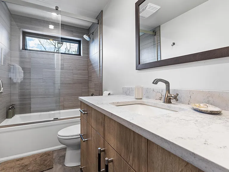 Bathroom 1 for Bedroom 1