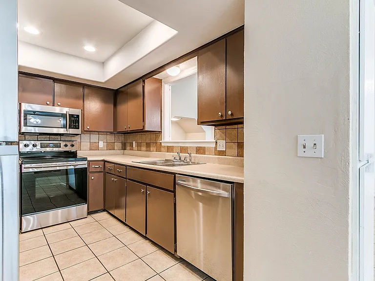 504 N Davis Ave — Photo 26