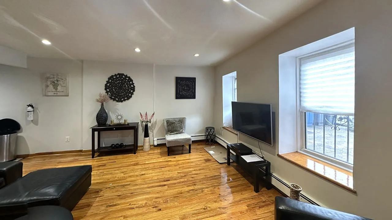 220 Lexington Avenue — Photo 1