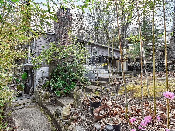 2nd image of 25 Putnam Ave
