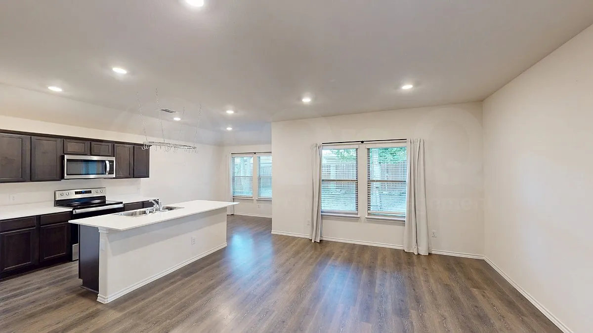 3 bed, 2.0 bath, 1302 sqft, $1,799 — Photo 4