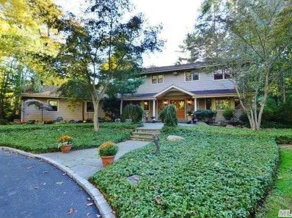 19 Spinning Wheel Ln, Dix Hills, NY 11746